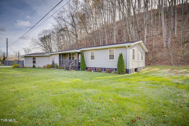 view of front of property featuring a front lawn