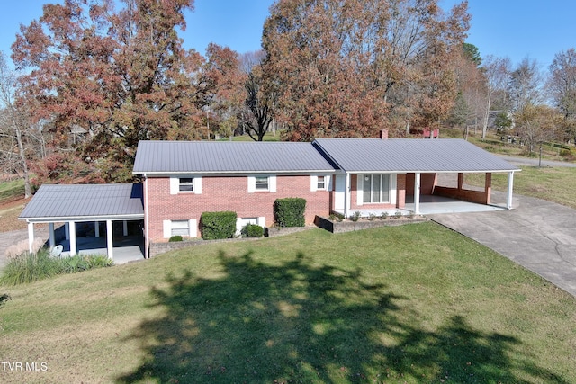 view of front of home featuring a front lawn and a carport