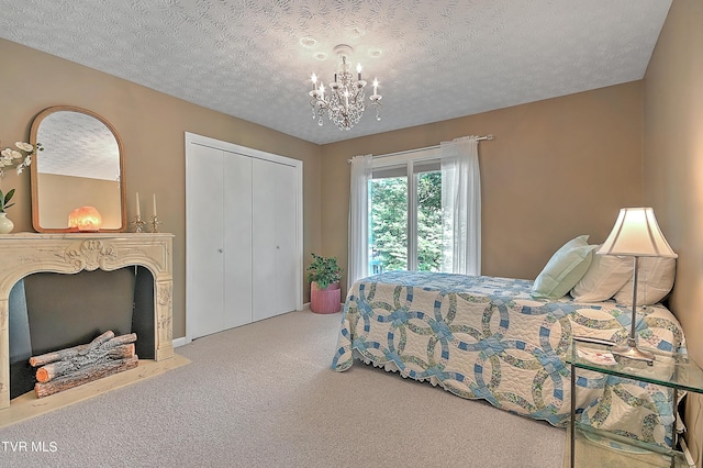 bedroom with carpet, an inviting chandelier, a textured ceiling, and a closet