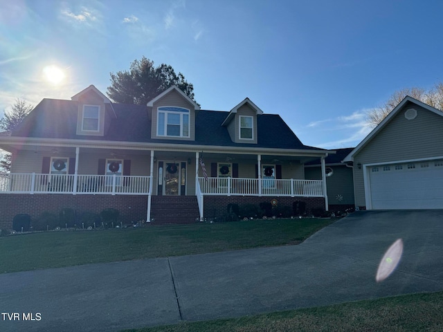 view of front of property featuring covered porch and a front lawn