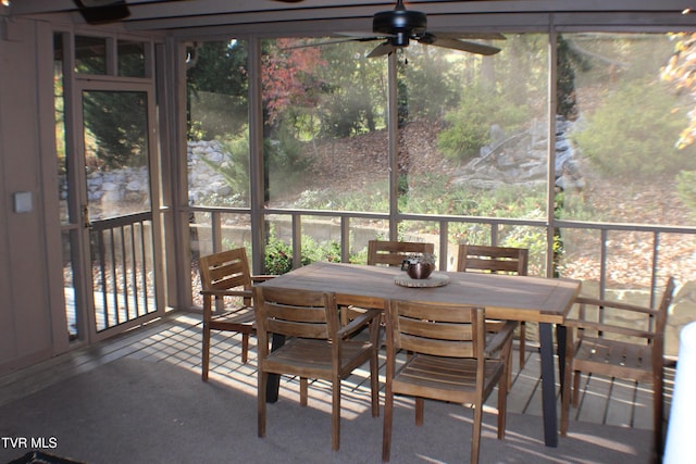 sunroom with ceiling fan