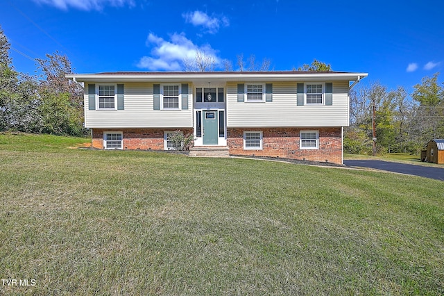 split foyer home featuring a front yard