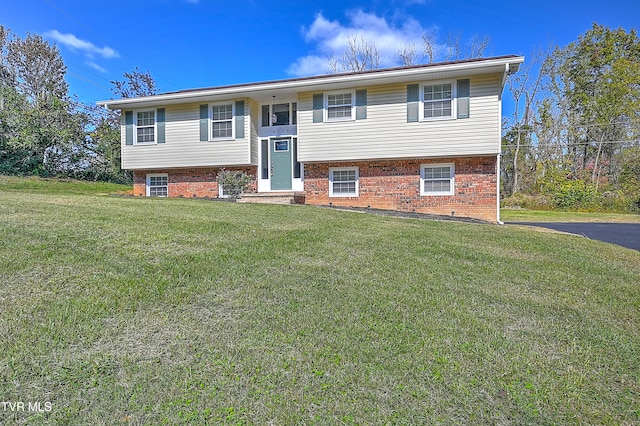 bi-level home featuring a front lawn