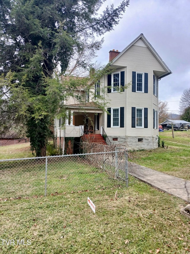 view of front facade featuring a front lawn