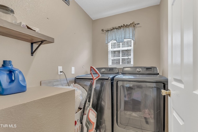 washroom featuring washing machine and clothes dryer