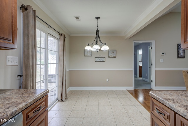 dining area featuring crown molding, light hardwood / wood-style flooring, and a notable chandelier