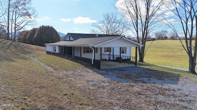 view of front facade featuring a front yard