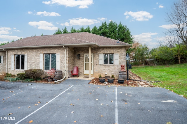 view of front of house featuring a front yard