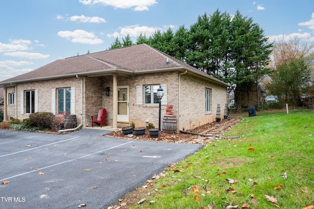 view of front of property featuring a front yard