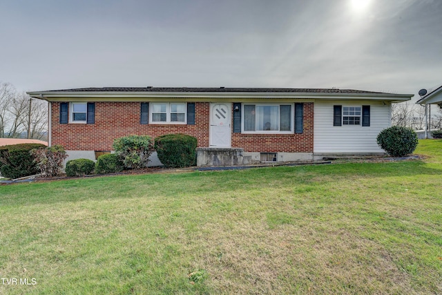 ranch-style home featuring a front lawn