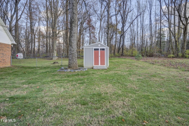 view of yard featuring a shed