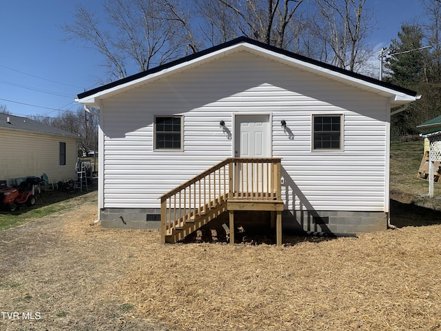 view of front of property featuring crawl space