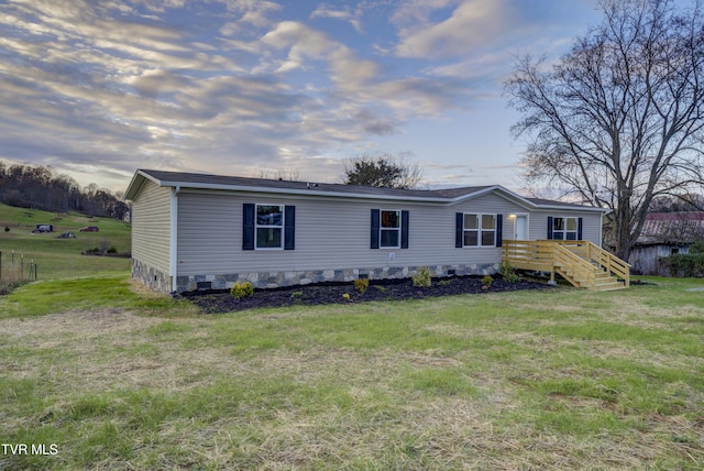 view of front of property featuring a deck and a front yard