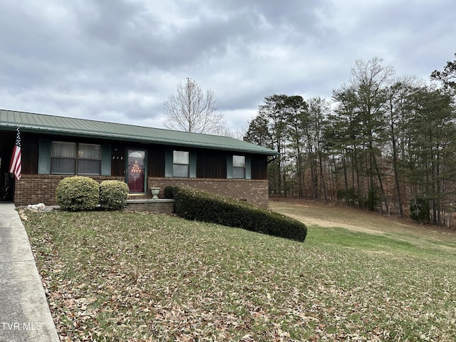 view of front of home featuring a front yard