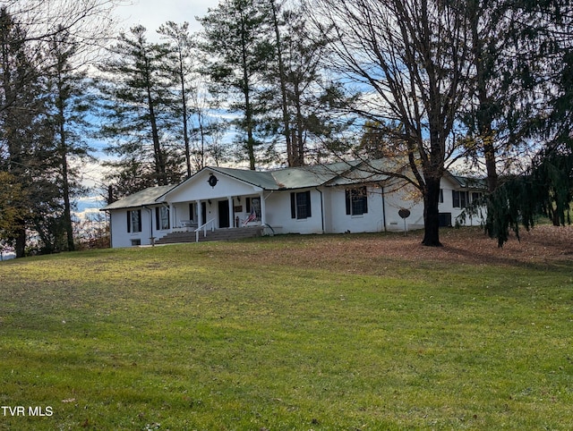 single story home with a front yard