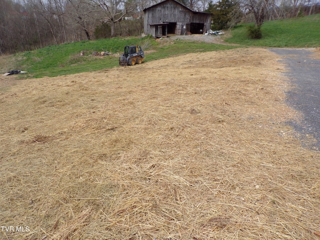 view of yard with an outbuilding and a barn