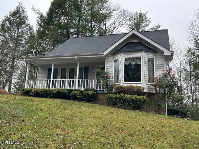 view of front of house featuring a porch and a front lawn