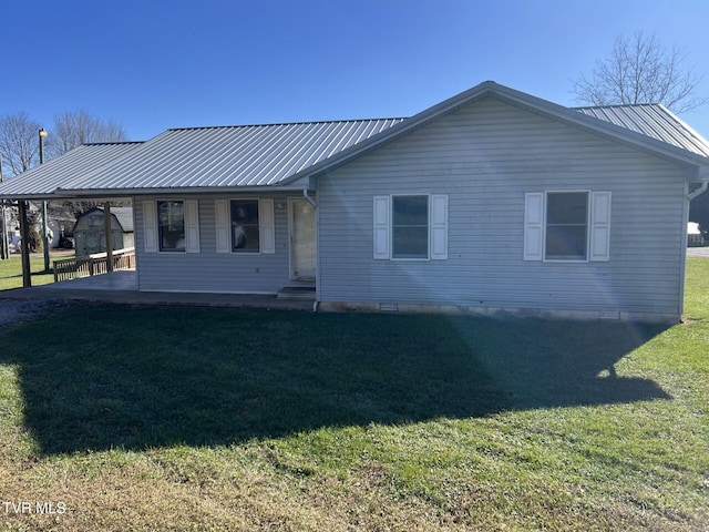 view of front facade with a front yard and covered porch