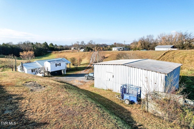 view of yard with an outbuilding