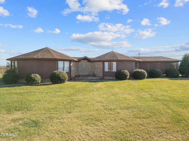 ranch-style house featuring a front yard