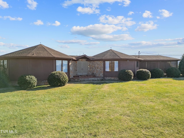 ranch-style home featuring a front lawn