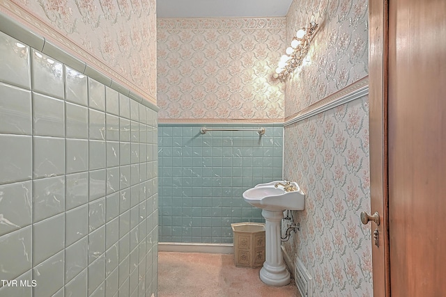 bathroom featuring tile walls