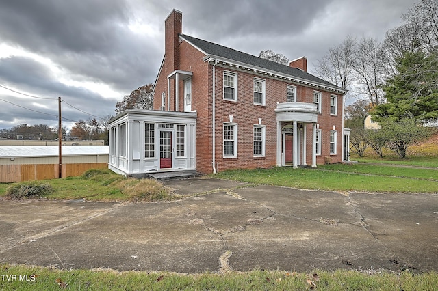 view of front facade featuring a front yard