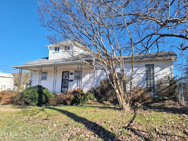 view of front facade with a front lawn