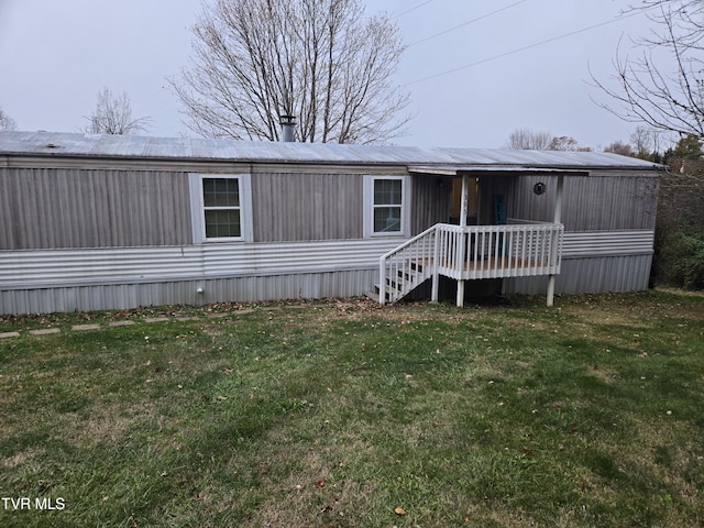 manufactured / mobile home with a front yard