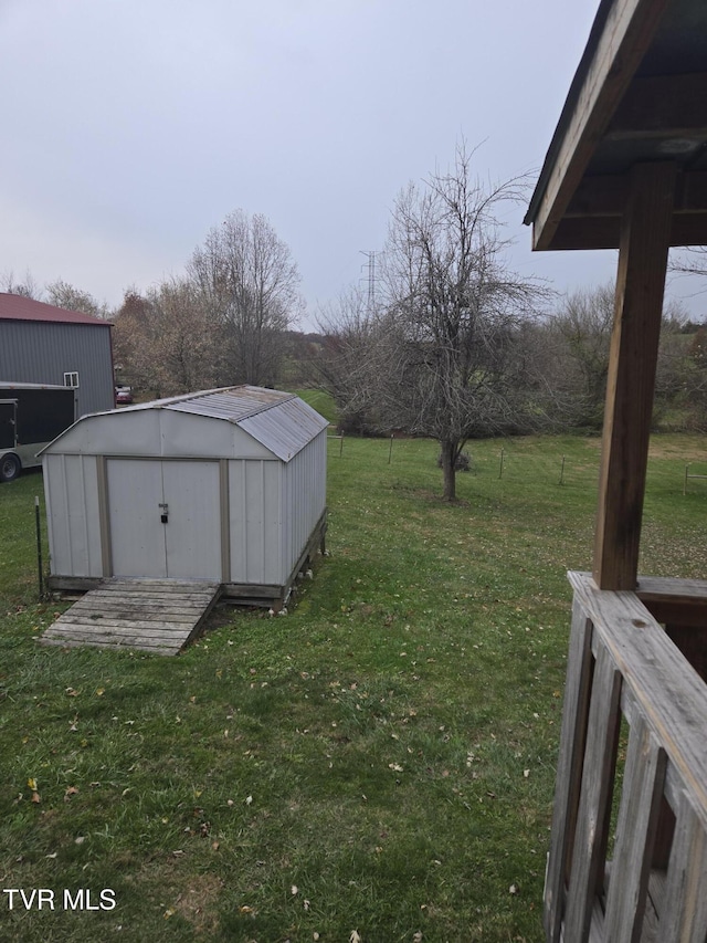 view of yard with a storage unit