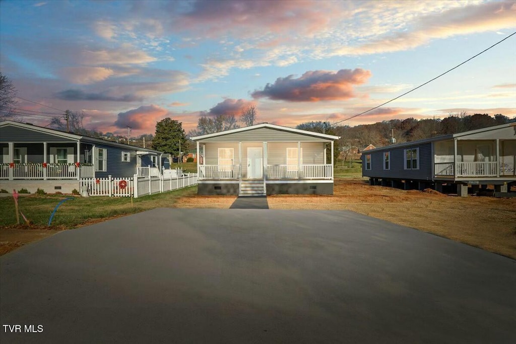 manufactured / mobile home featuring covered porch