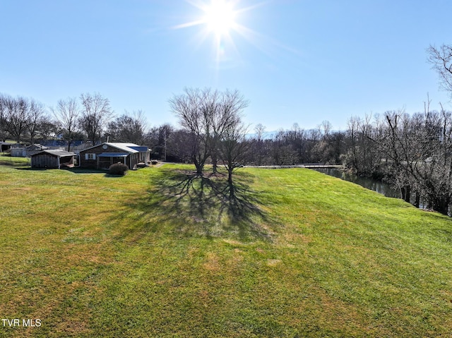 view of yard featuring a water view