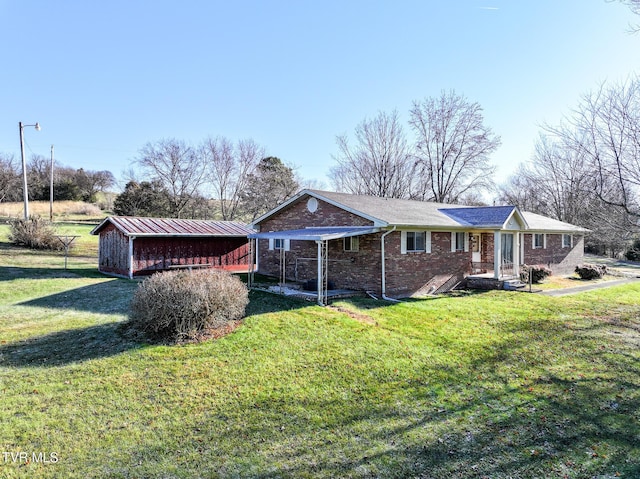 view of front of property featuring a front lawn