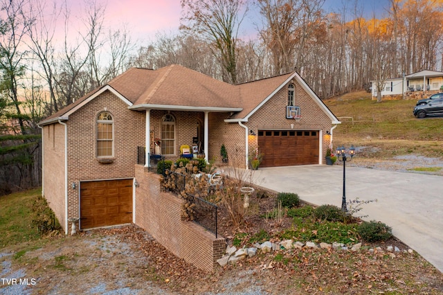 view of front facade featuring a garage and a yard