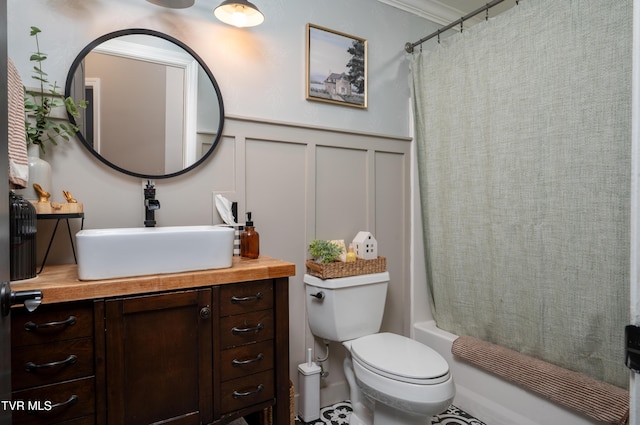 full bathroom with crown molding, shower / tub combo with curtain, vanity, and toilet