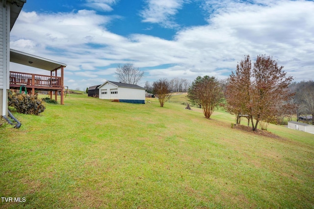 view of yard featuring an outdoor structure