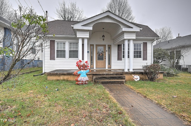 view of front of property featuring a front yard