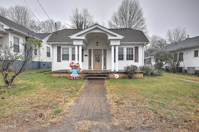 bungalow featuring a front lawn