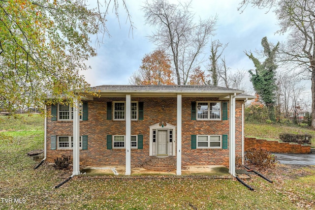 split foyer home with a front yard