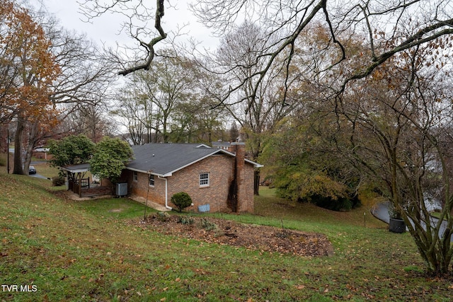 view of side of property featuring a yard