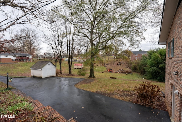 view of yard with an outbuilding and a garage