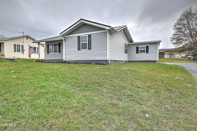 view of front of property with a front lawn