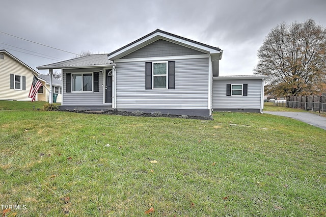 view of front of home featuring a front lawn