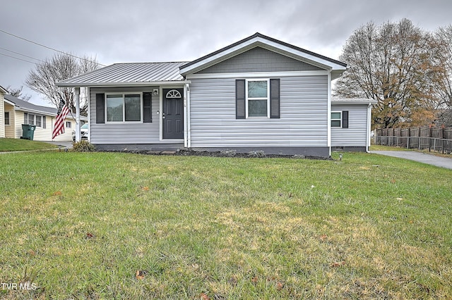 view of front of home featuring a front yard