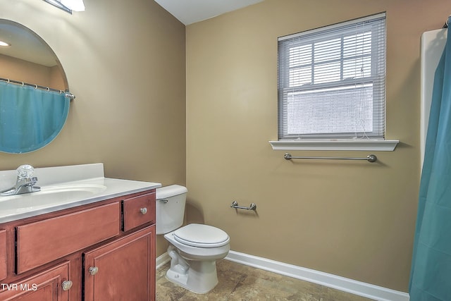 bathroom with a shower with shower curtain, vanity, and toilet