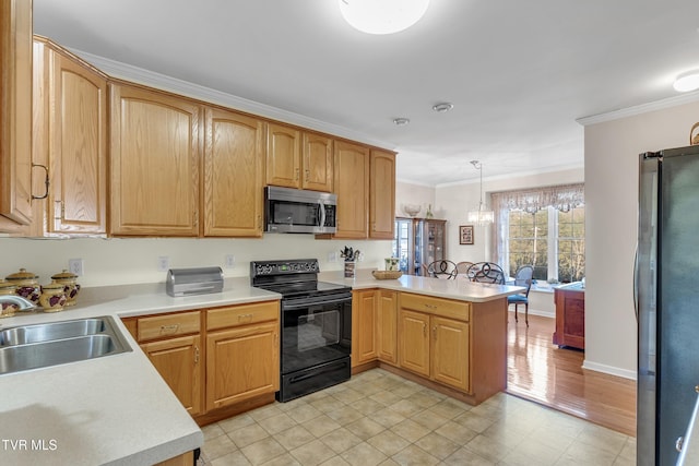 kitchen featuring sink, stainless steel appliances, kitchen peninsula, crown molding, and decorative light fixtures