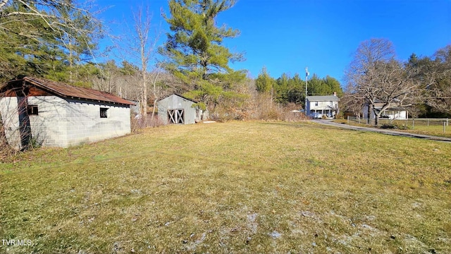 view of yard with an outdoor structure