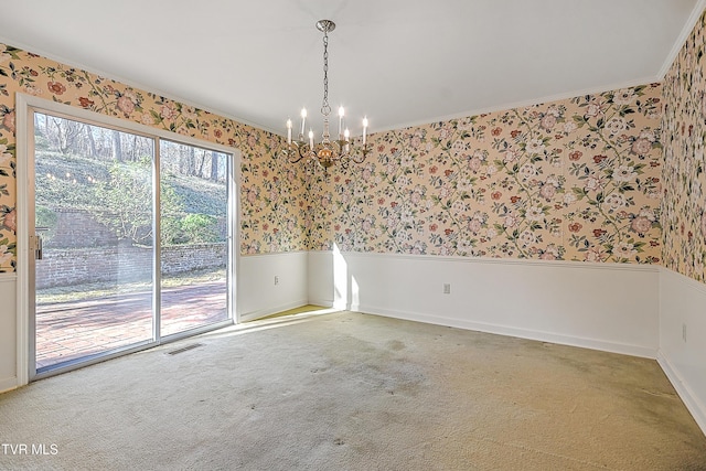 unfurnished room featuring carpet flooring, crown molding, and an inviting chandelier