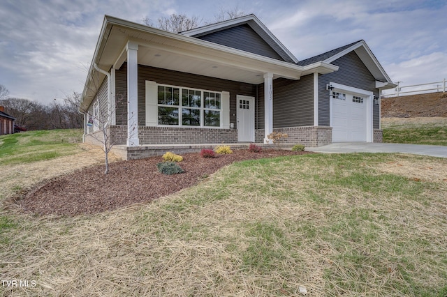 view of front of home featuring a front yard and a garage