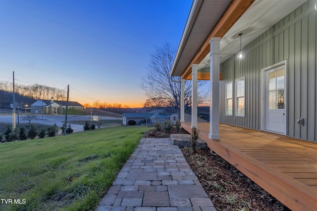 view of yard at dusk